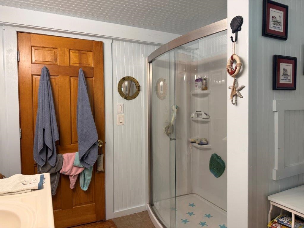 First Floor Bath 23526900