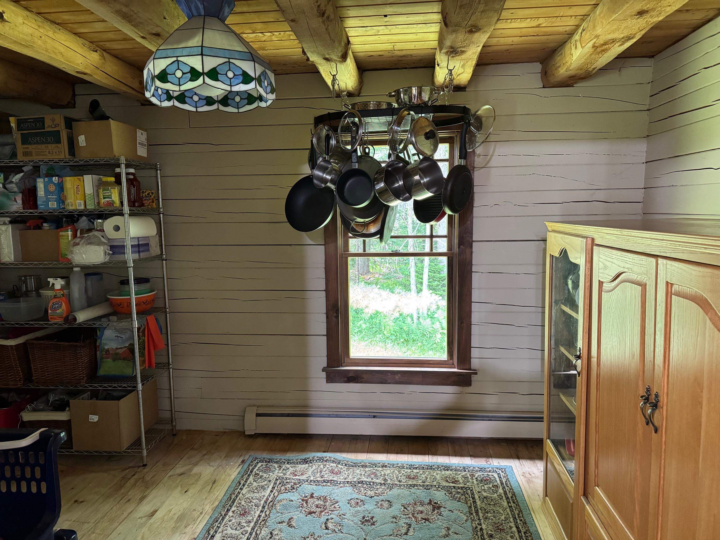 Walk-in Pantry 23554249
