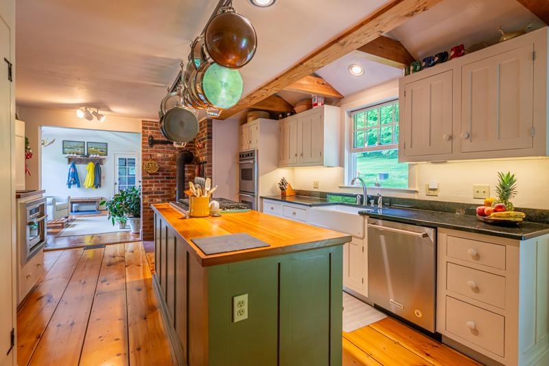Center Island with Six Burner Gas Range