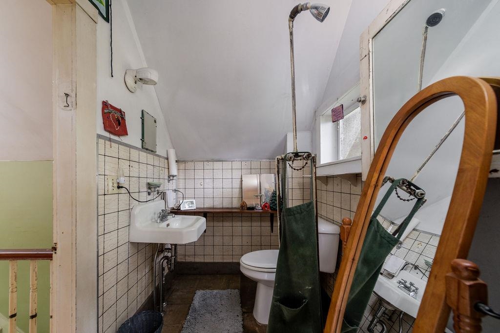 1/2 bath upstairs