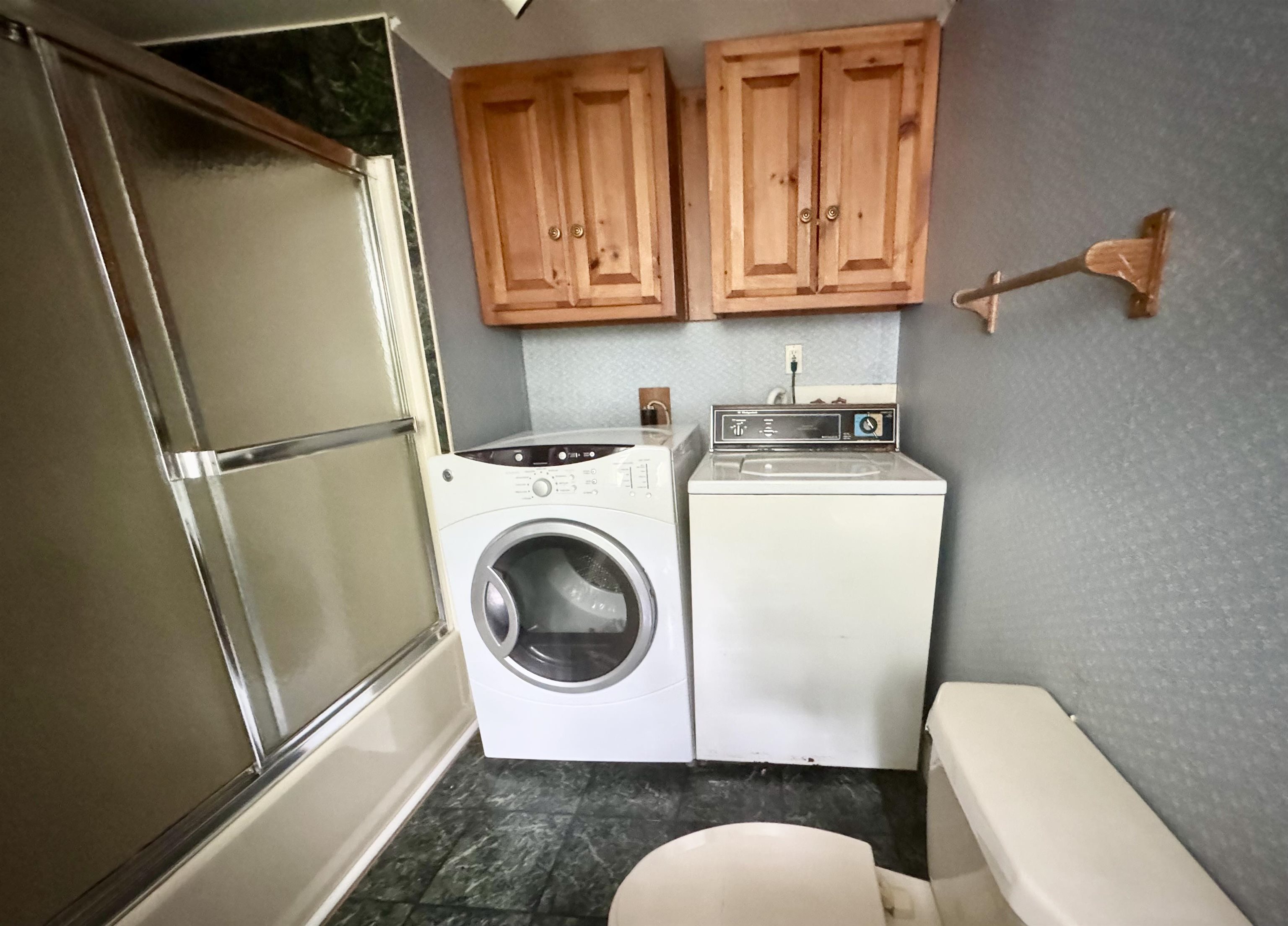 First floor full bath/laundry