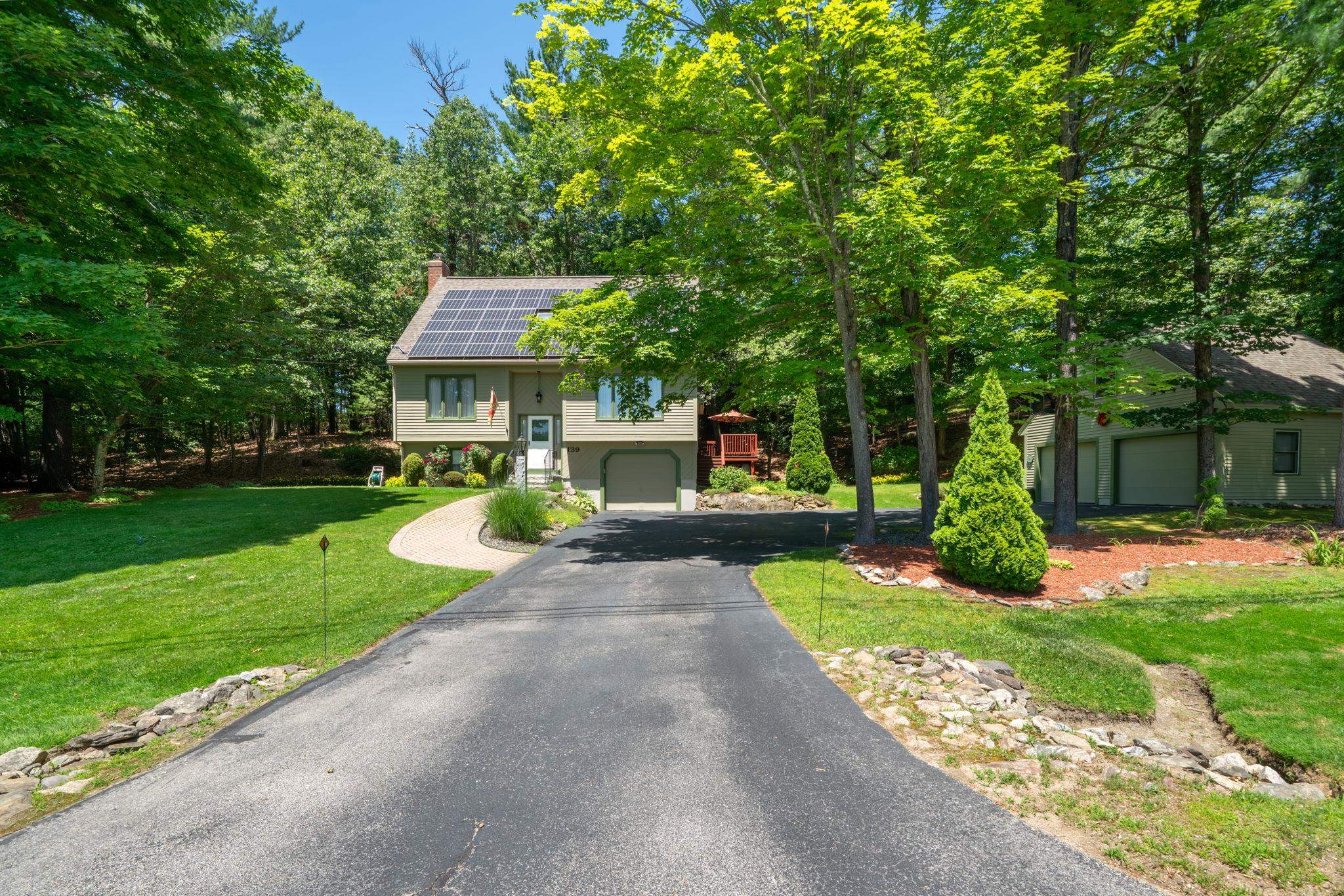 Photo of 139 Barretts Hill Road Hudson NH 03051