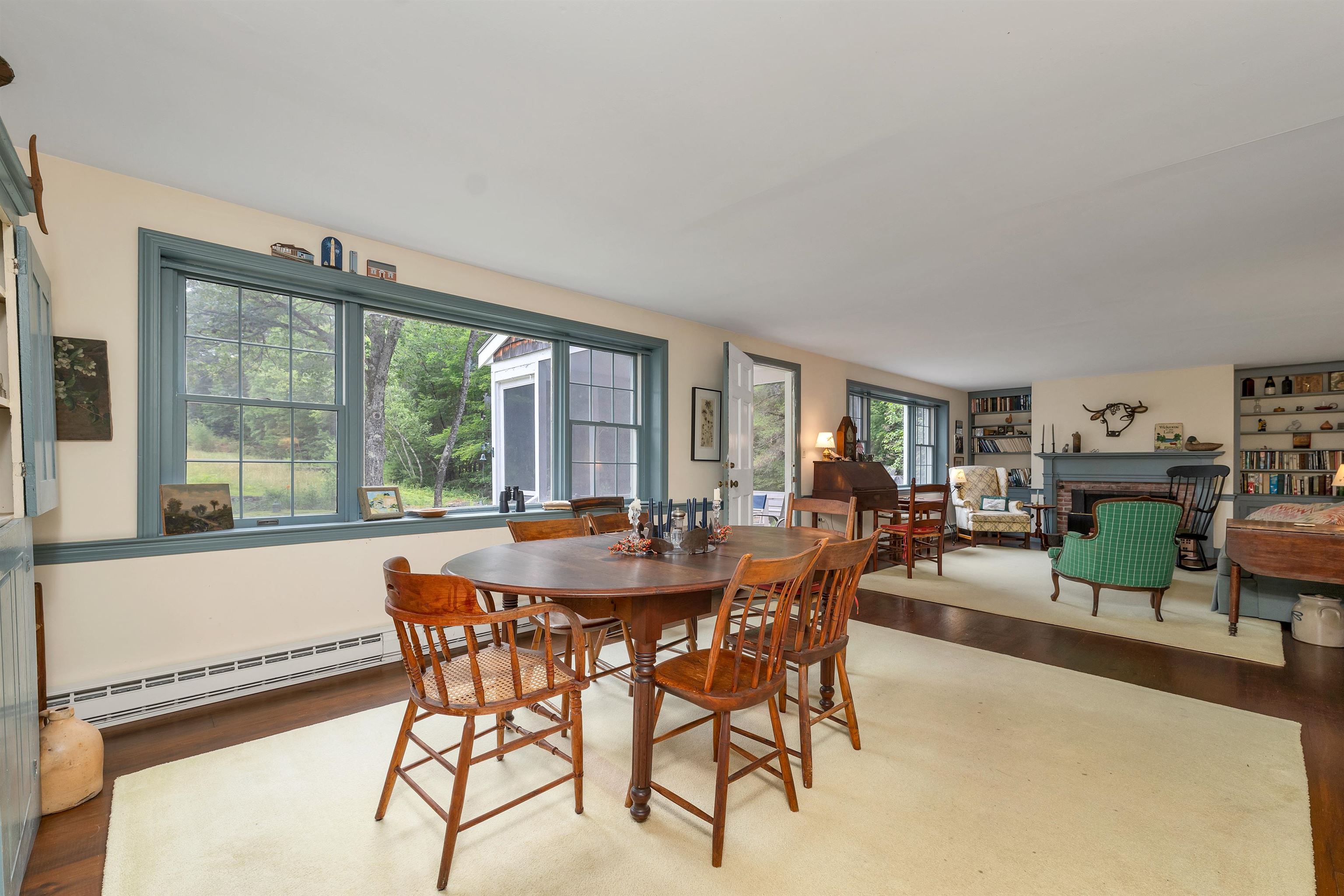 Open dining area to living room