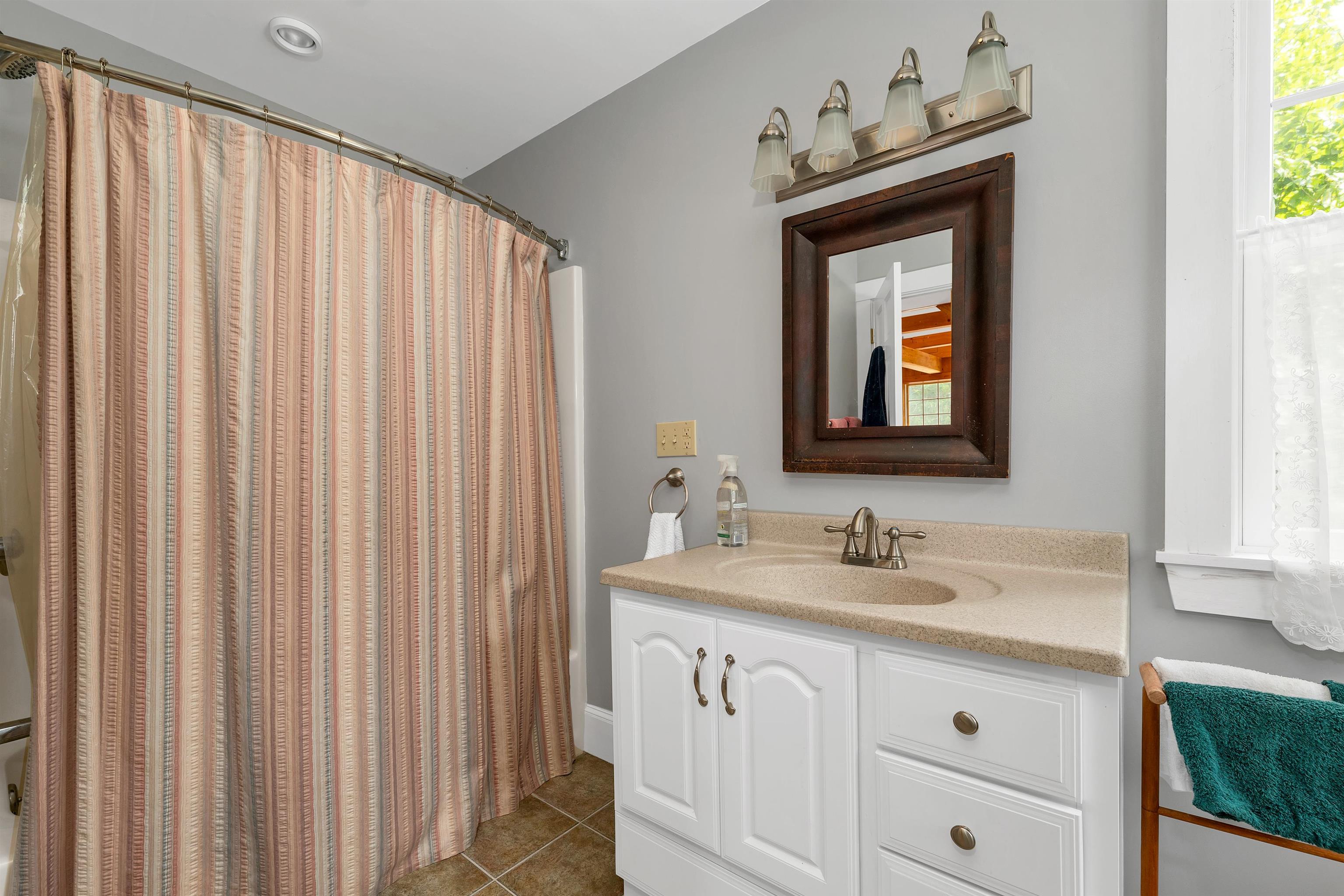 Full bathroom in the Post & Beam home