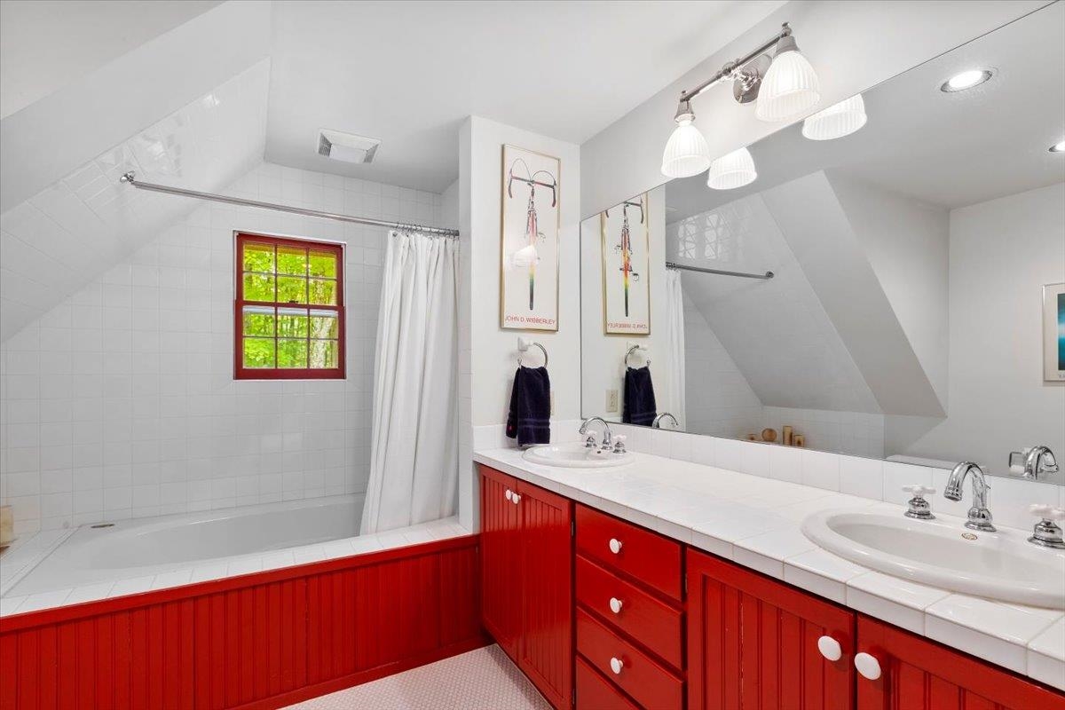 Upstairs hallway bath