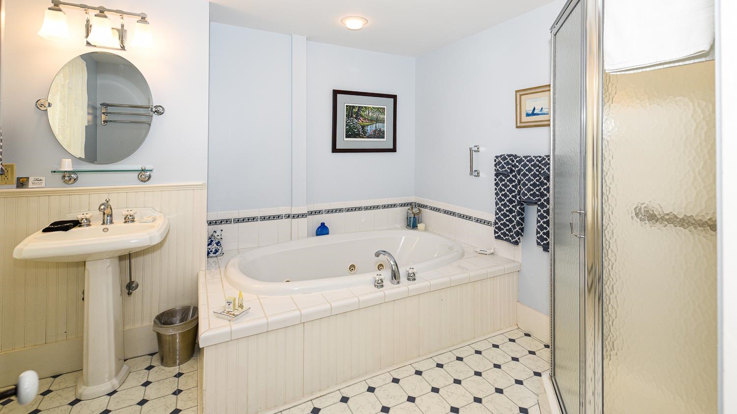 Silver Lake private bath
