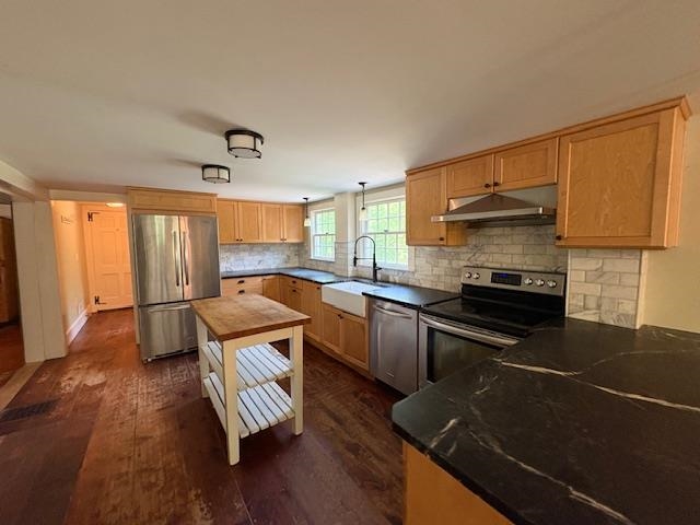 Kitchen/eat-in area