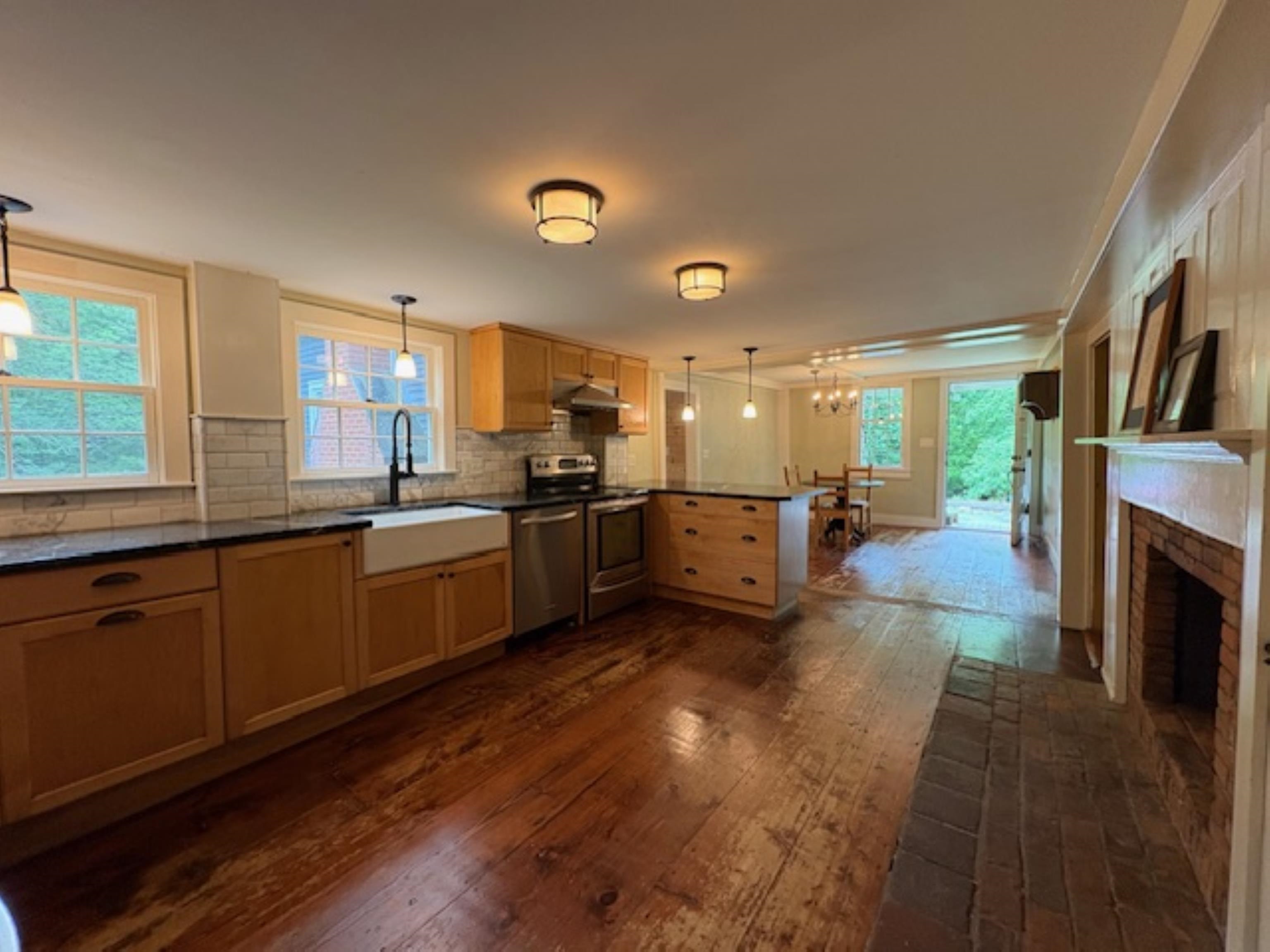 kitchen/eat-in area