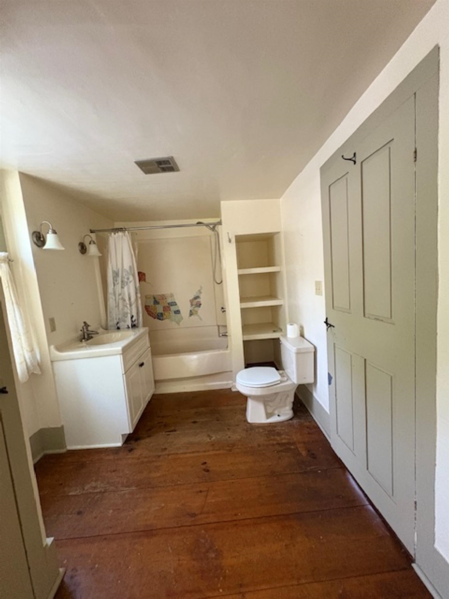 2nd floor full bathroom