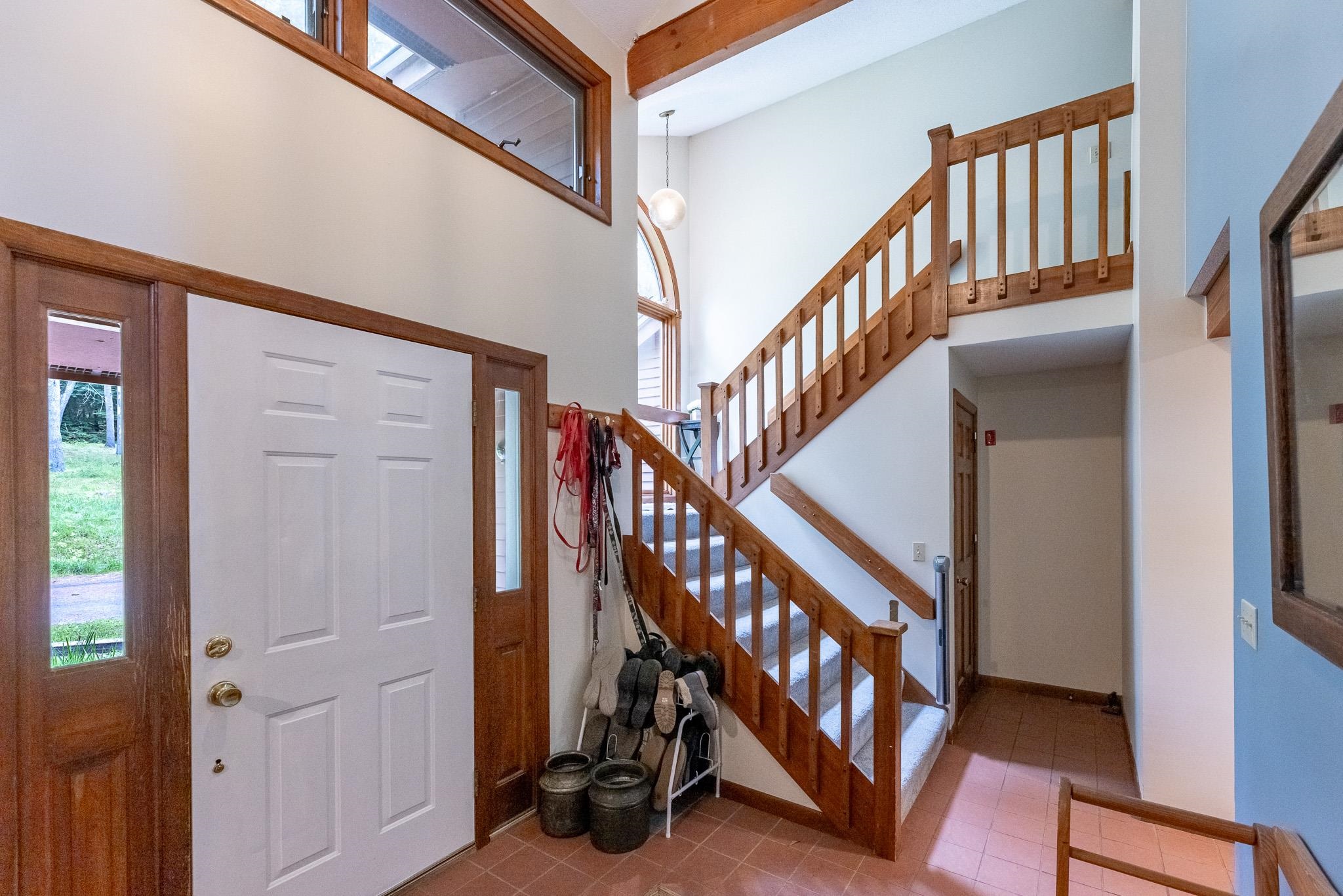Foyer to 2nd Floor 23650142