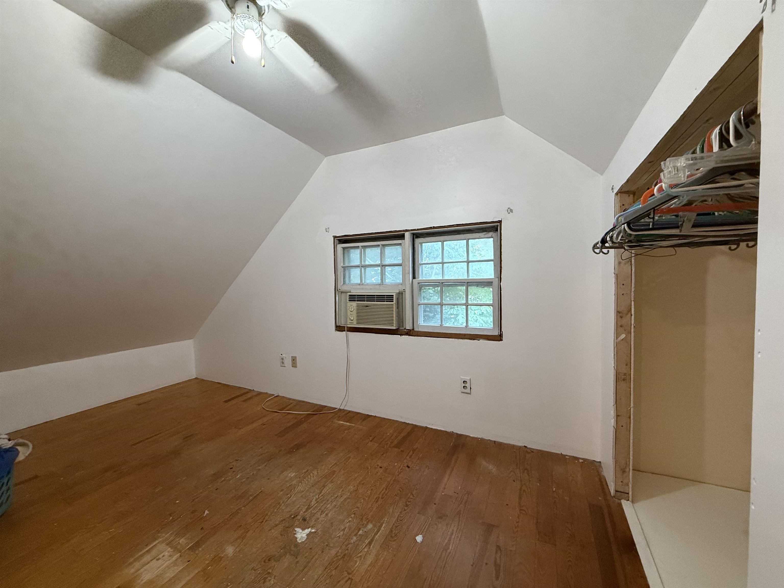Upstairs 3rd Bedroom 23729423