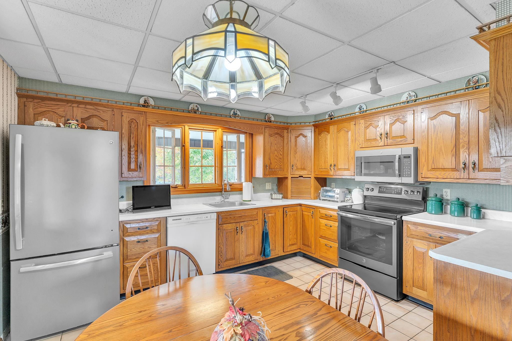 Eat-in kitchen