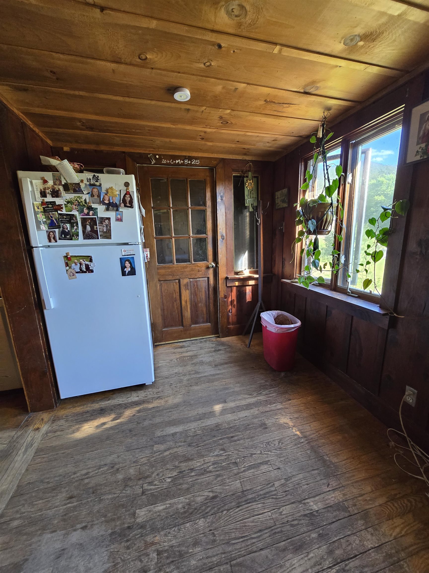 Entry area into kitchen