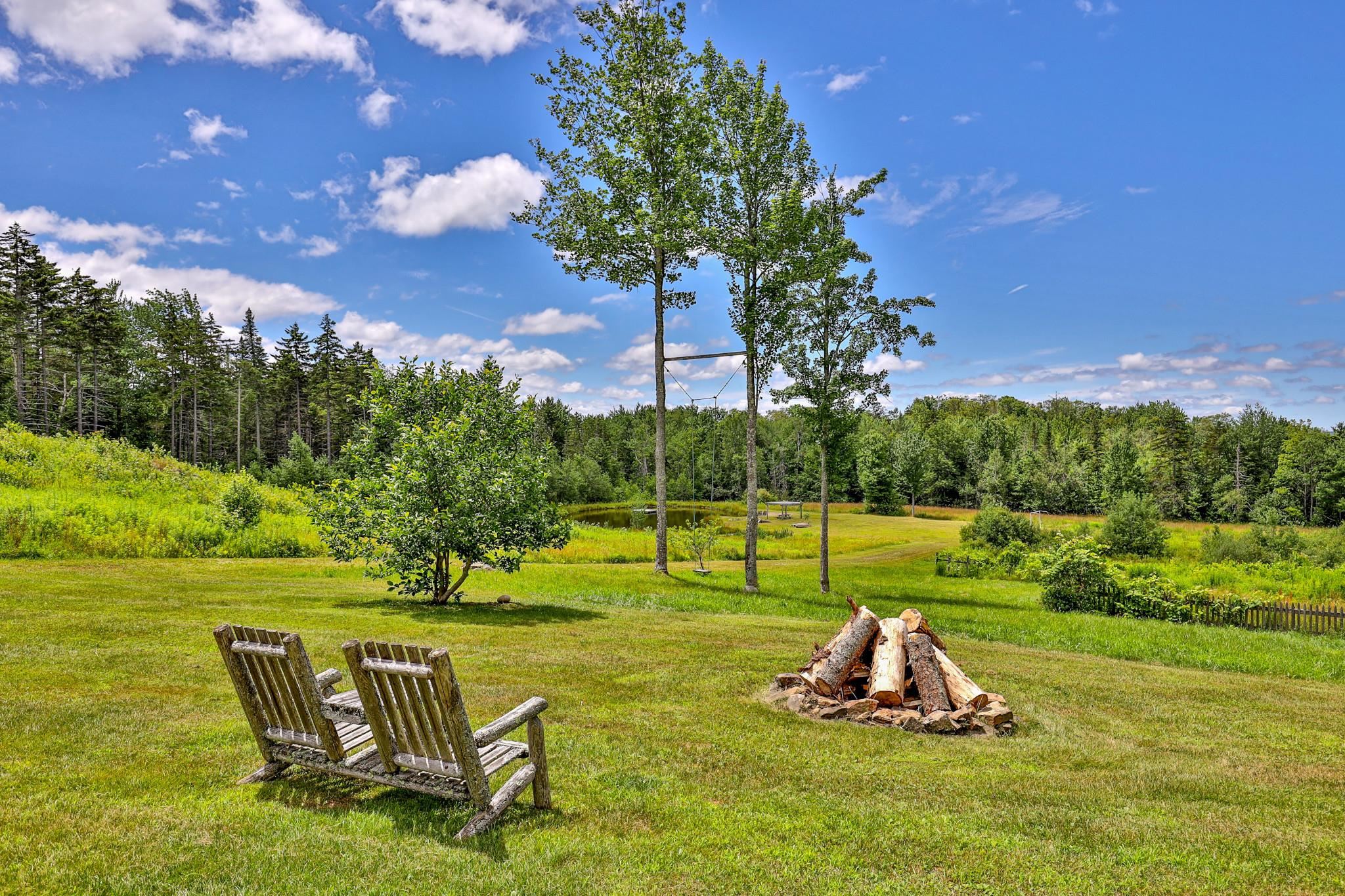 Fire pit and plenty of outdoor space