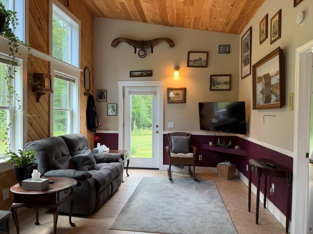 Kitchen/Living Area 23789844