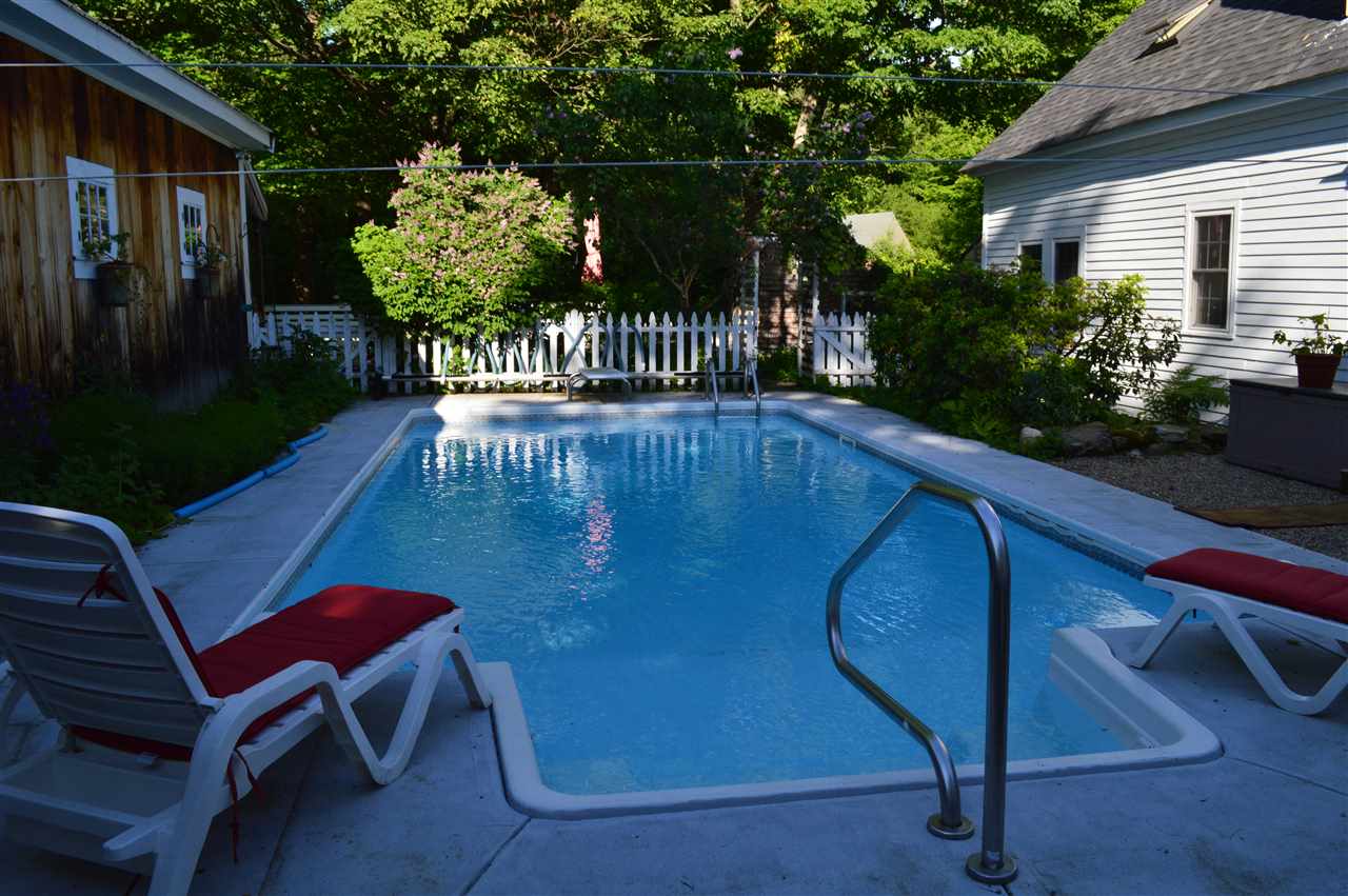 Pool - Lounge Area