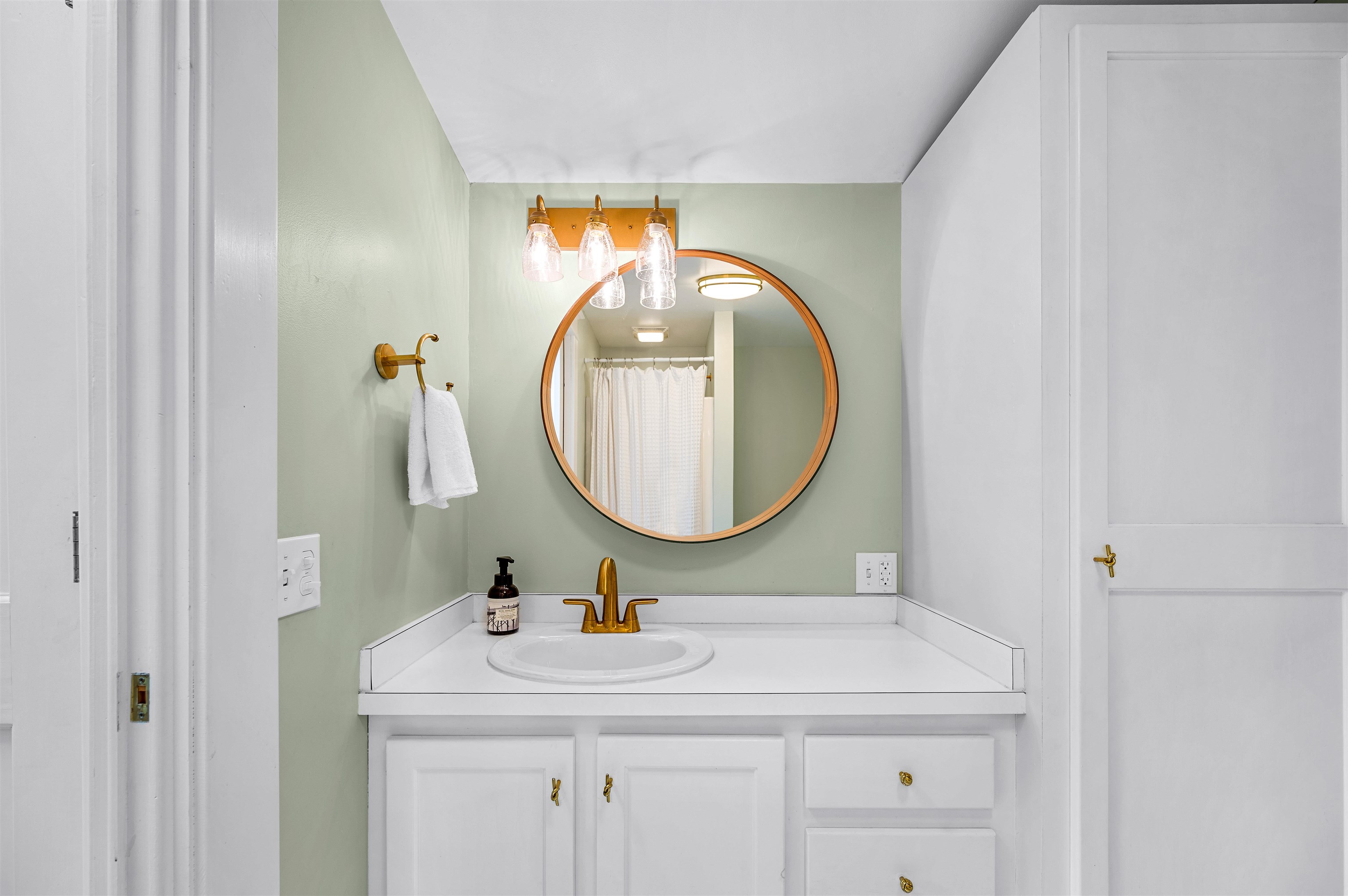 shared bathroom/jack and jill