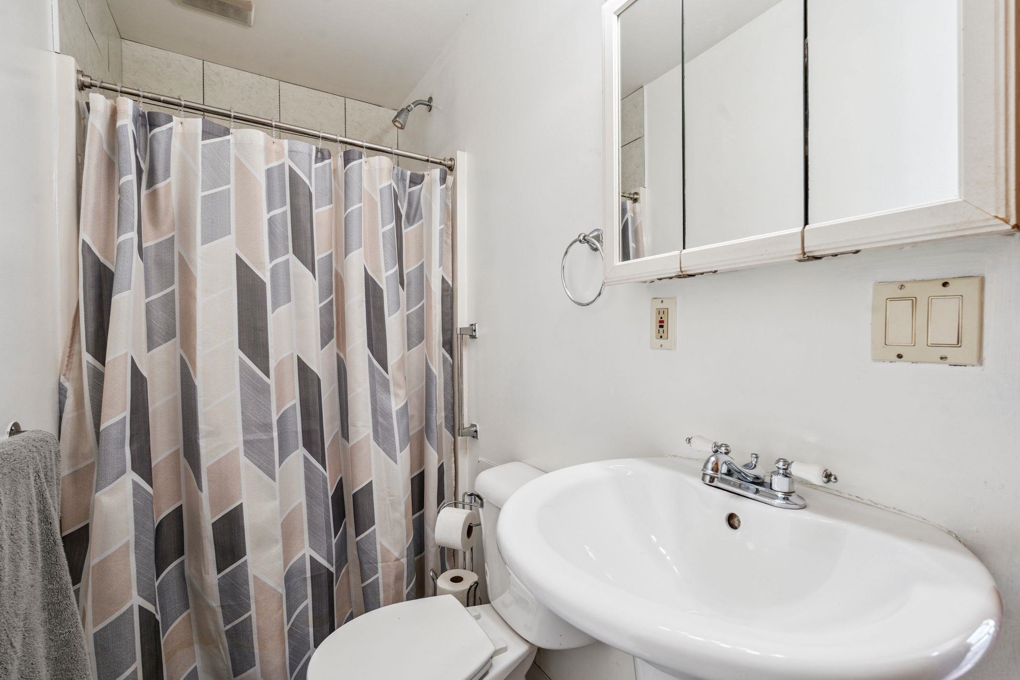 Apt 3/4 Bath