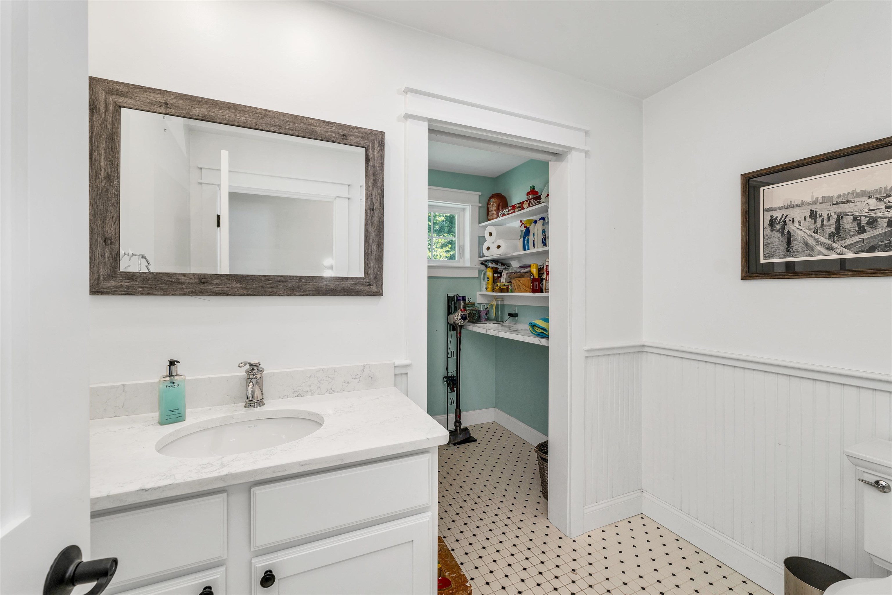 1st floor 1/2 bath & laundry