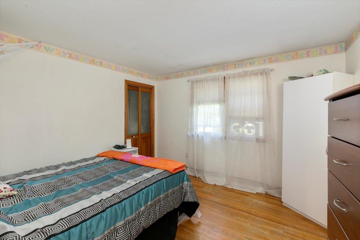 Photo 11 of 28