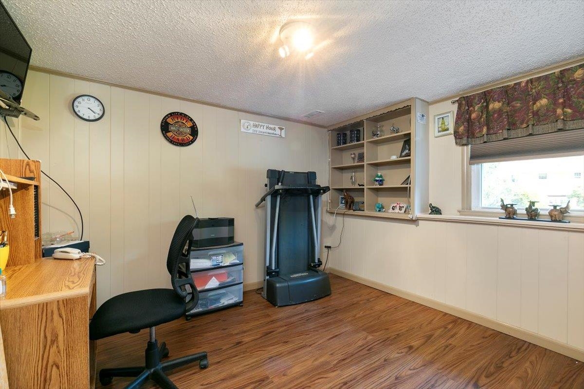 Photo 16 of 28