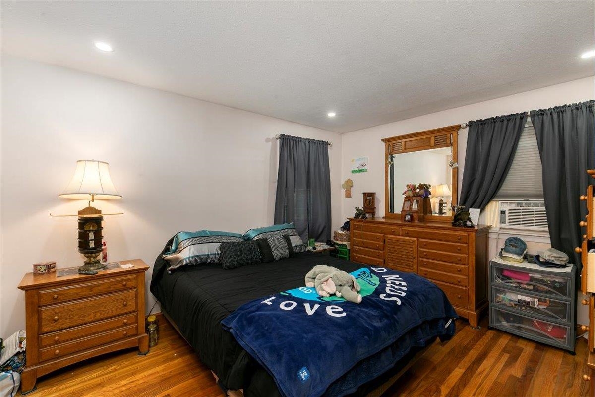 Photo 7 of 28