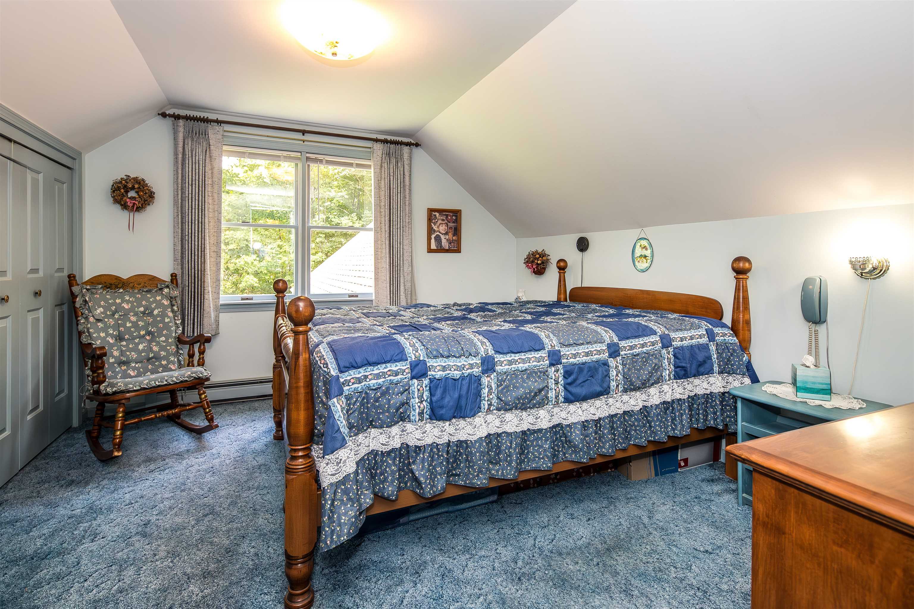 MAIN UPSTAIRS BEDROOM