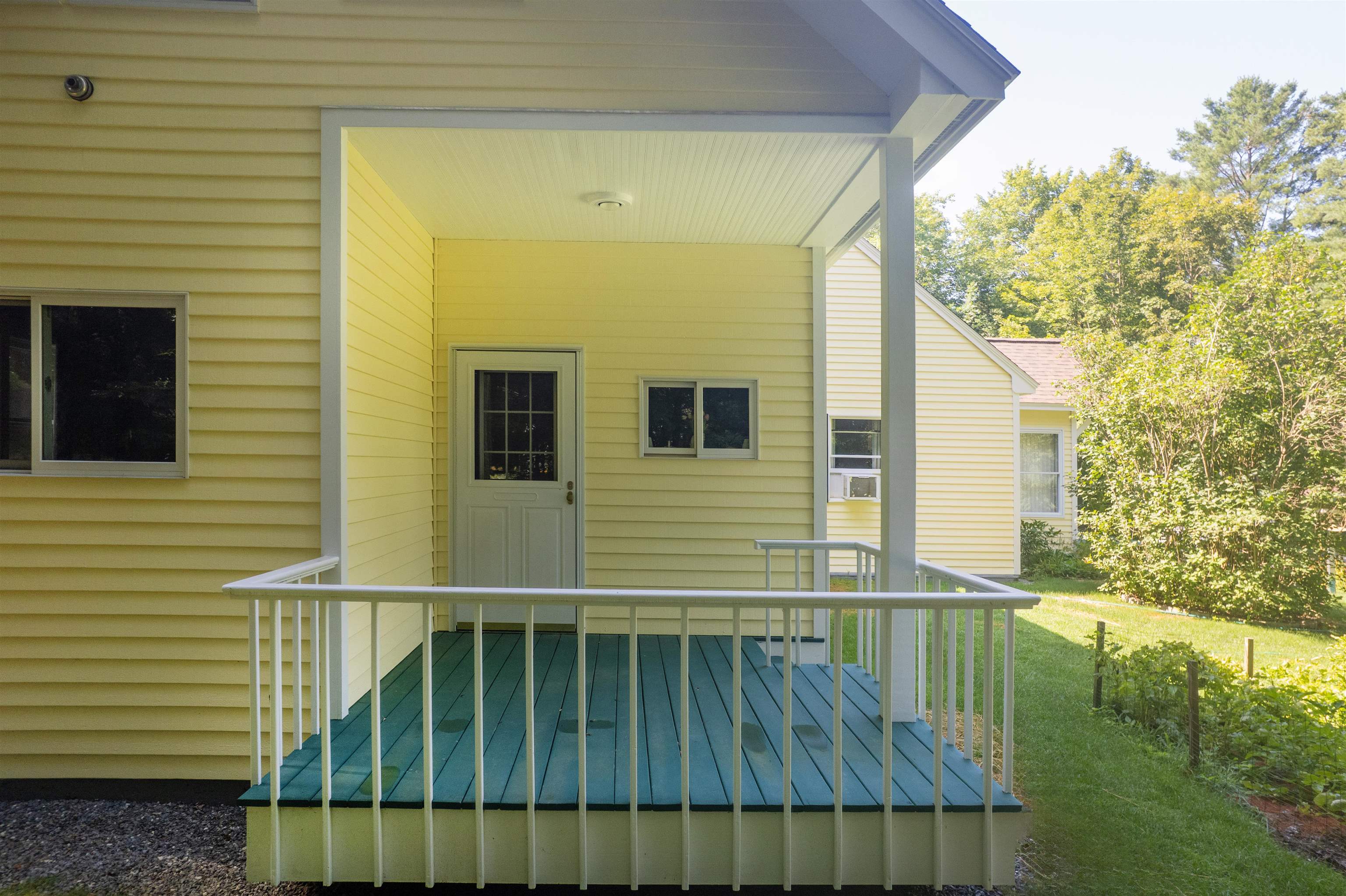 EXCELLENT CONDITION INDOOR/OUTDOOR LIVING