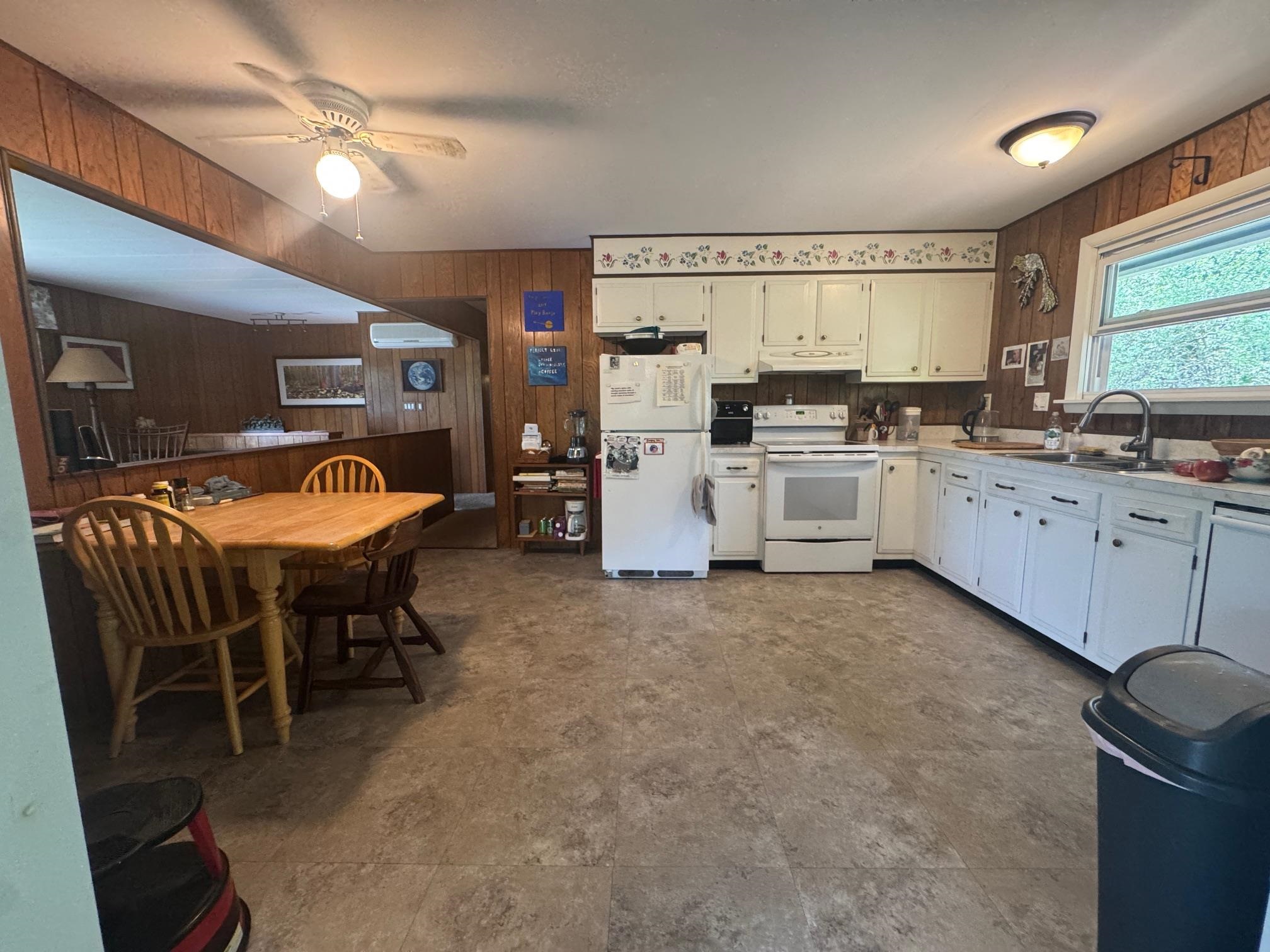 Large Eat-in Kitchen