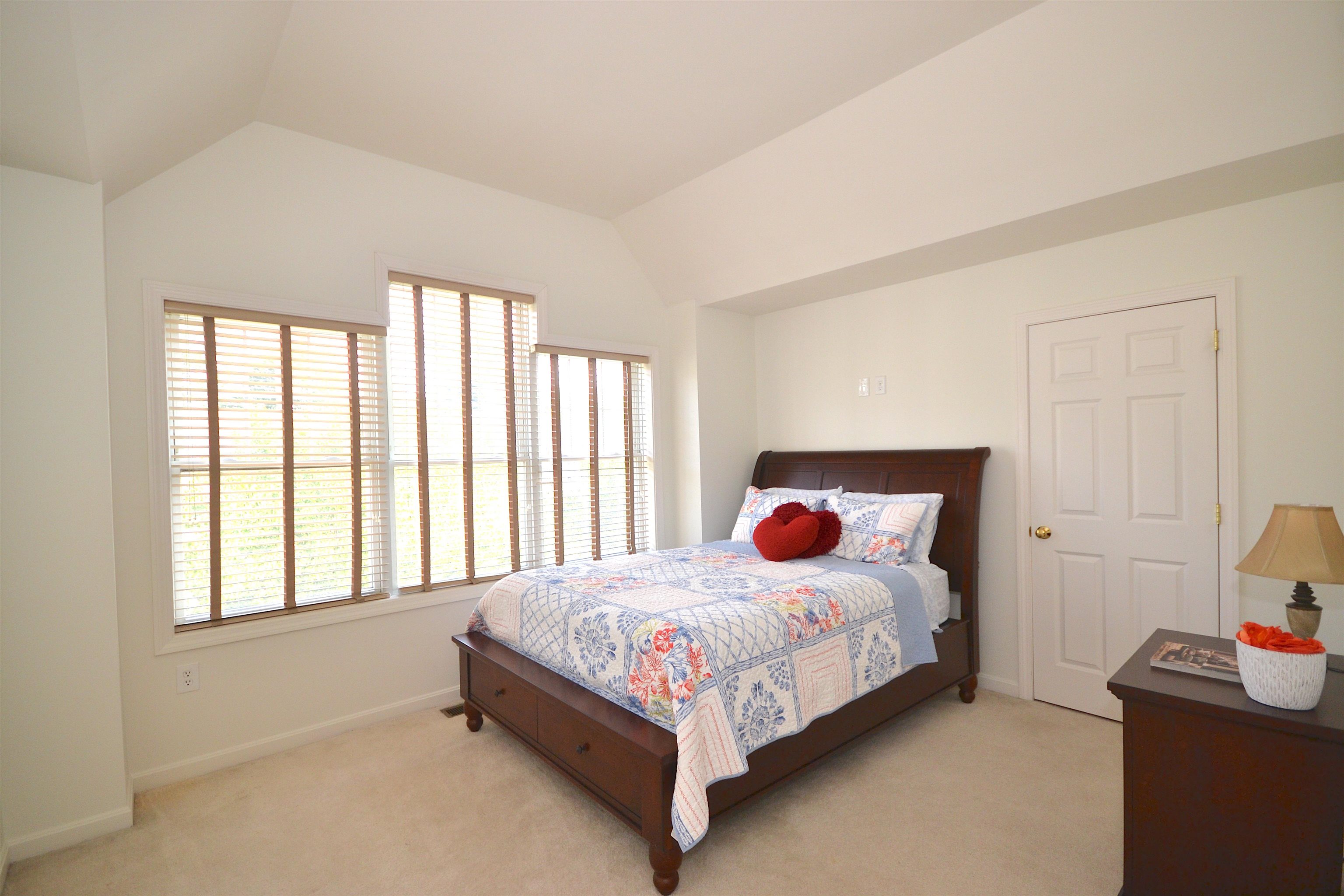 2nd bedroom w/bath