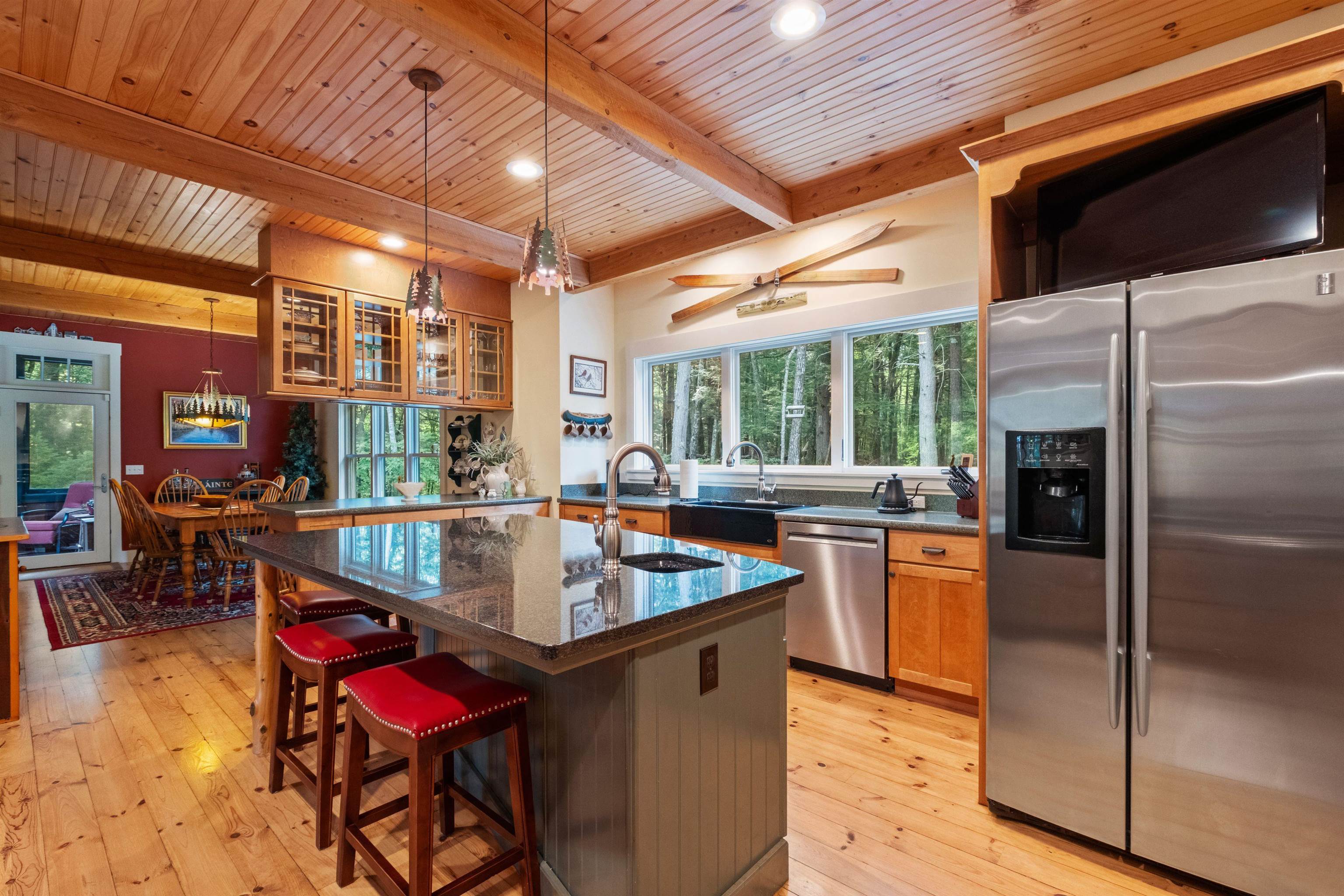 Well appointed kitchen 23855704