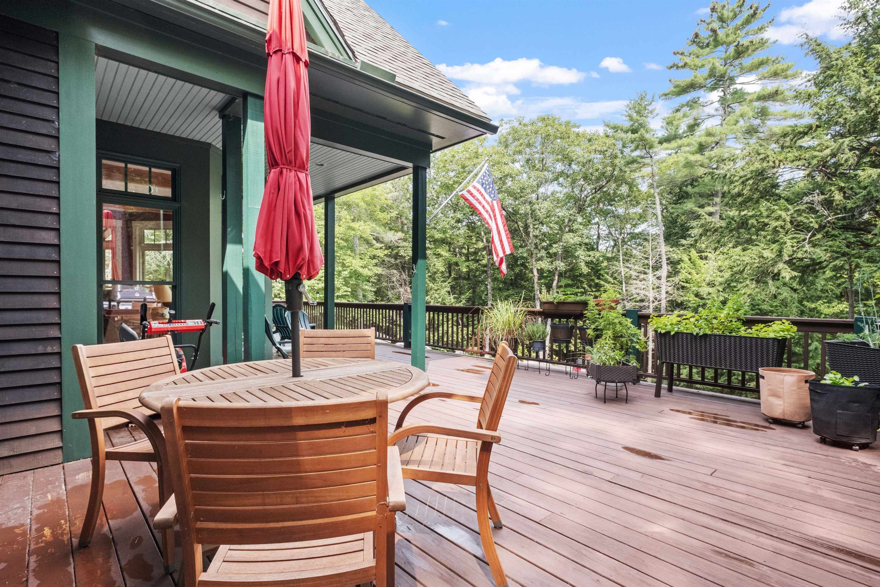 Sweet Dinning area on the Deck 23855723