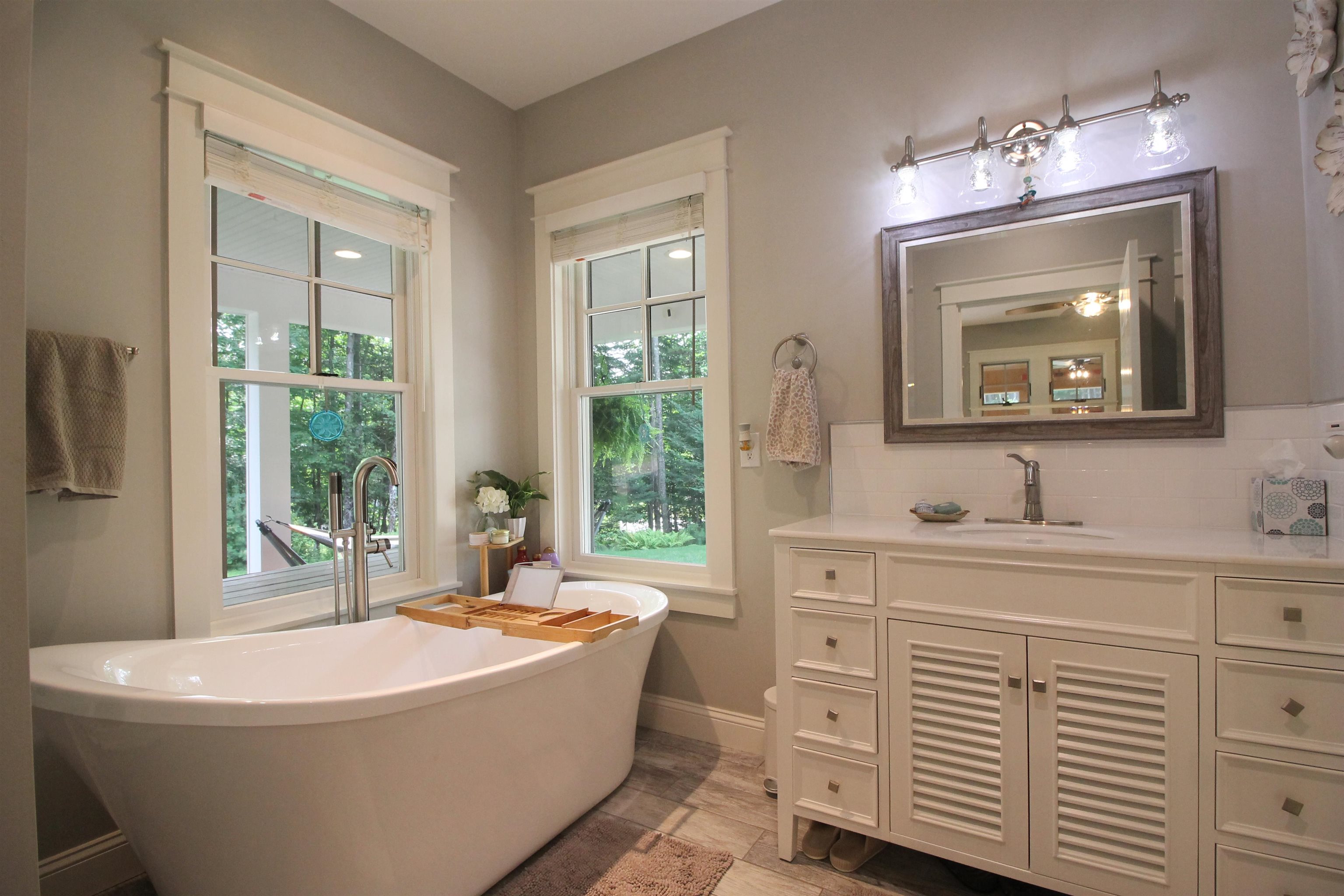 Beautiful ensuite full bathroom with tub