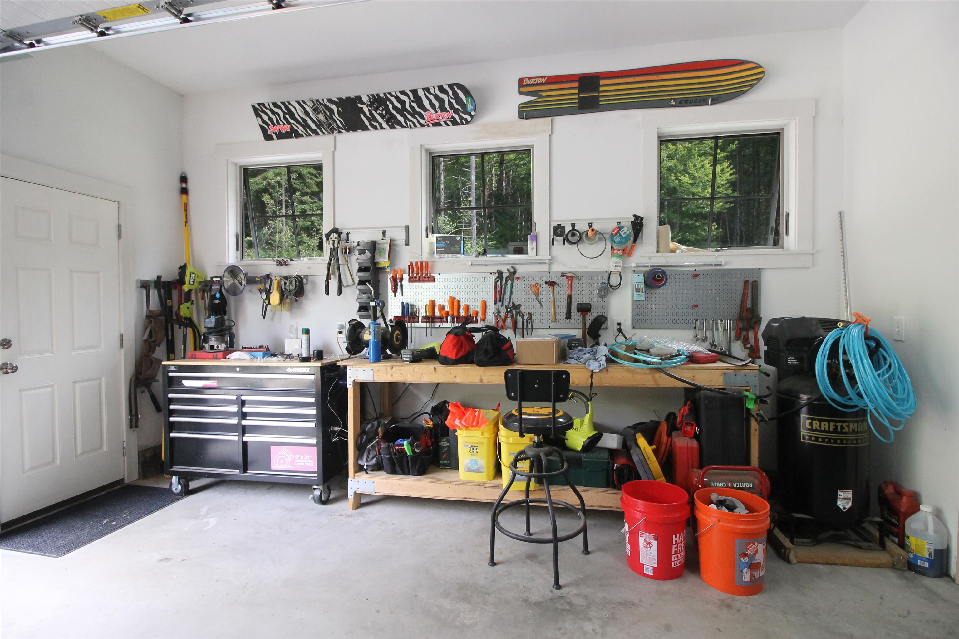 Full workshop for ski tuning or other projects.  Heated floors!