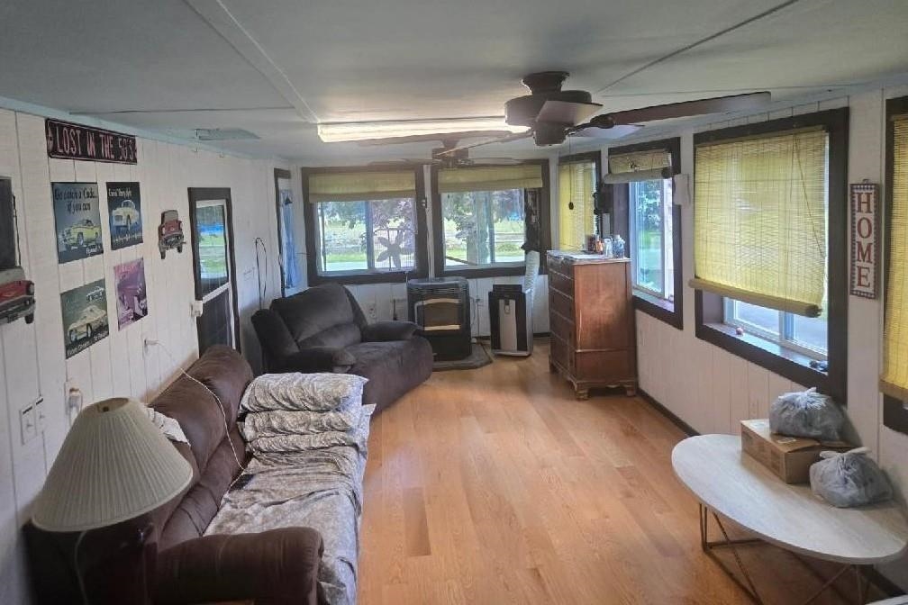 Family room 23989217