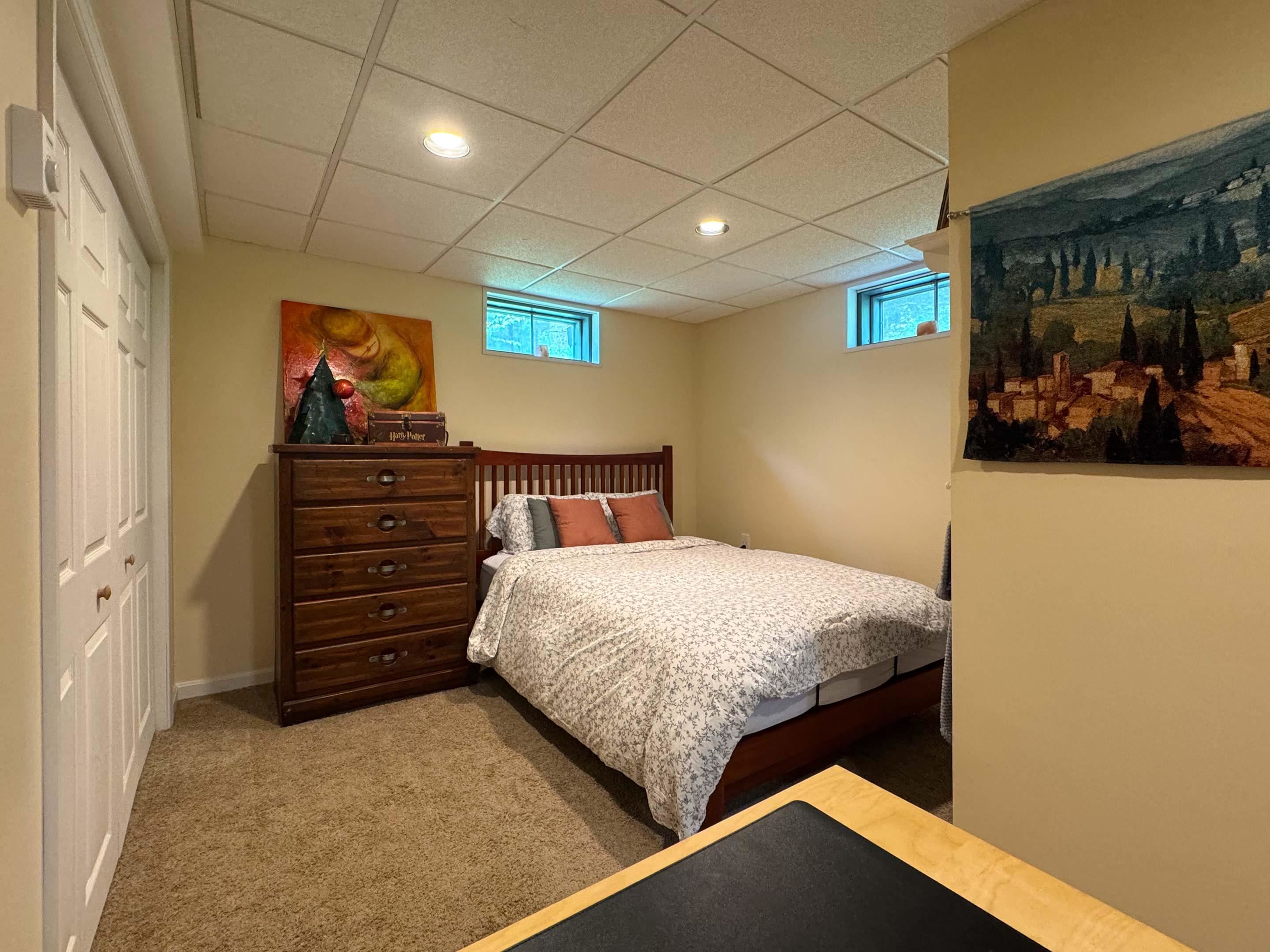 Guest Bedroom 23863710