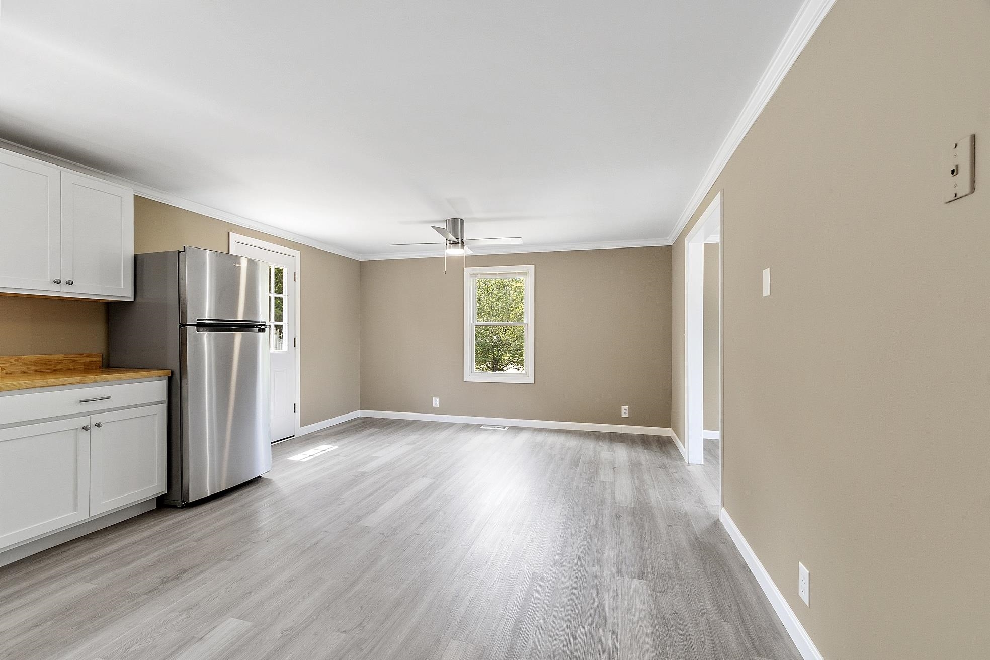 Kitchen view of eating area 23870723