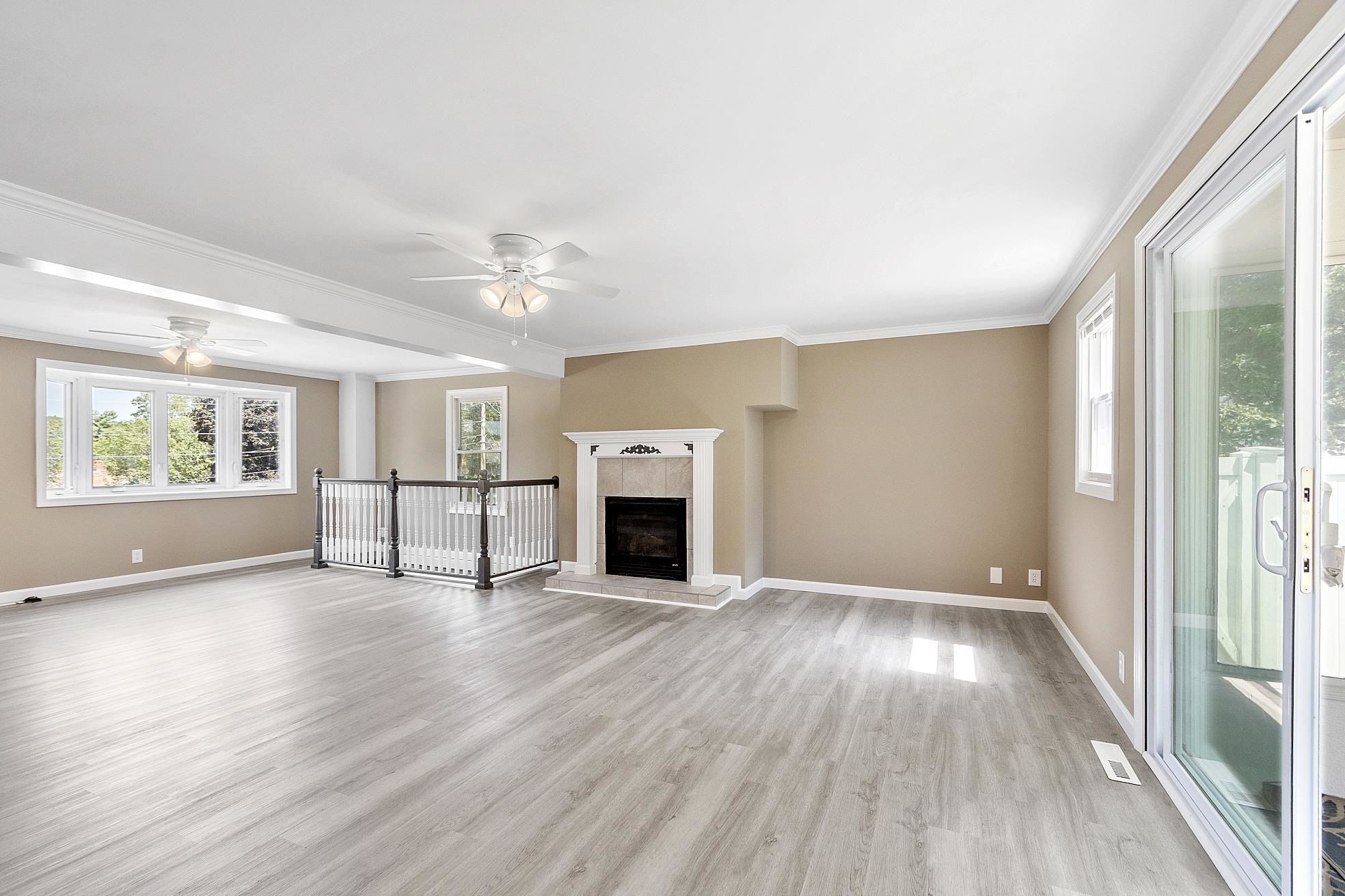 Family Room 23870679
