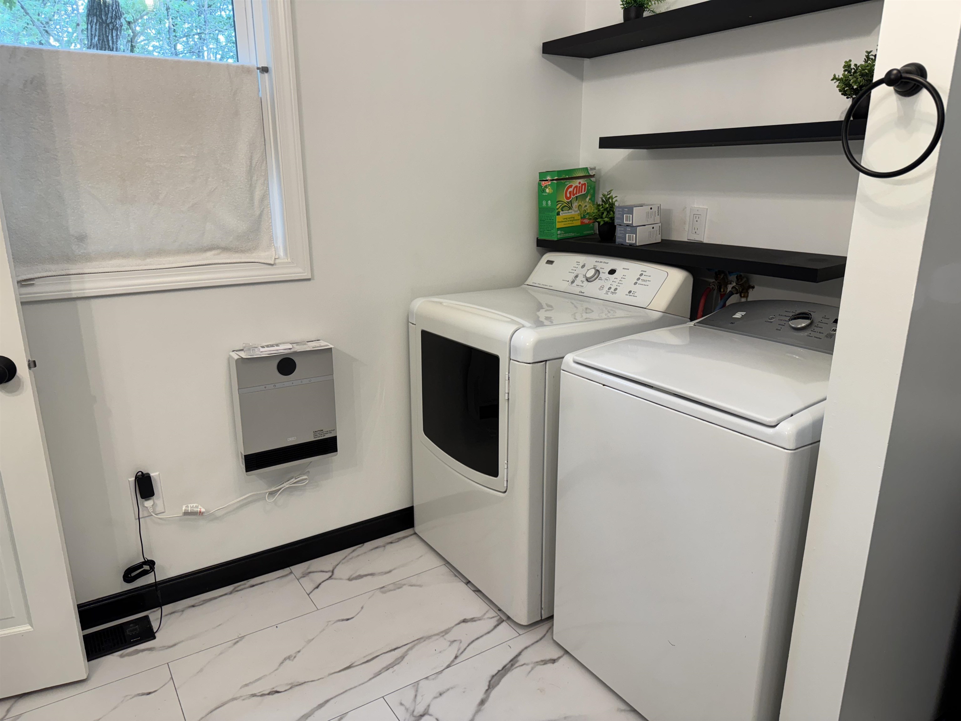 Washer and dryer stay