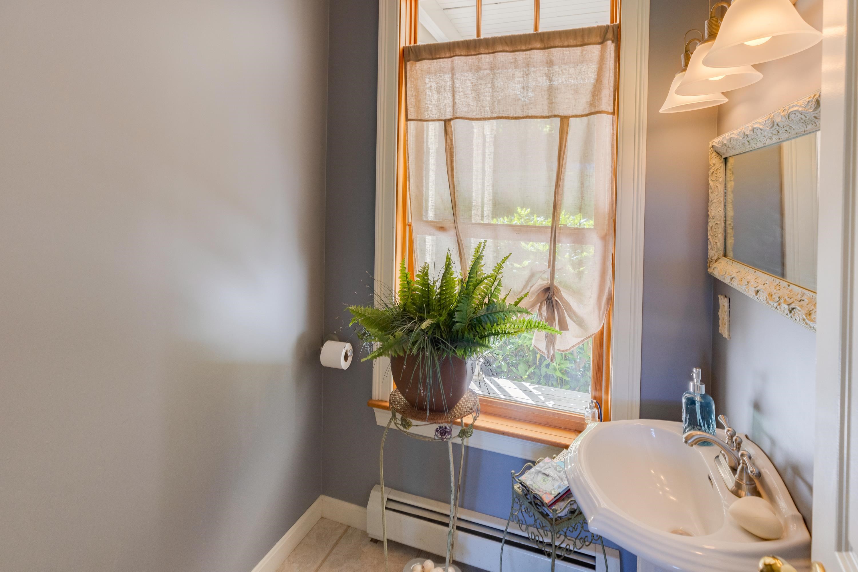 1/2 bath 1st floor