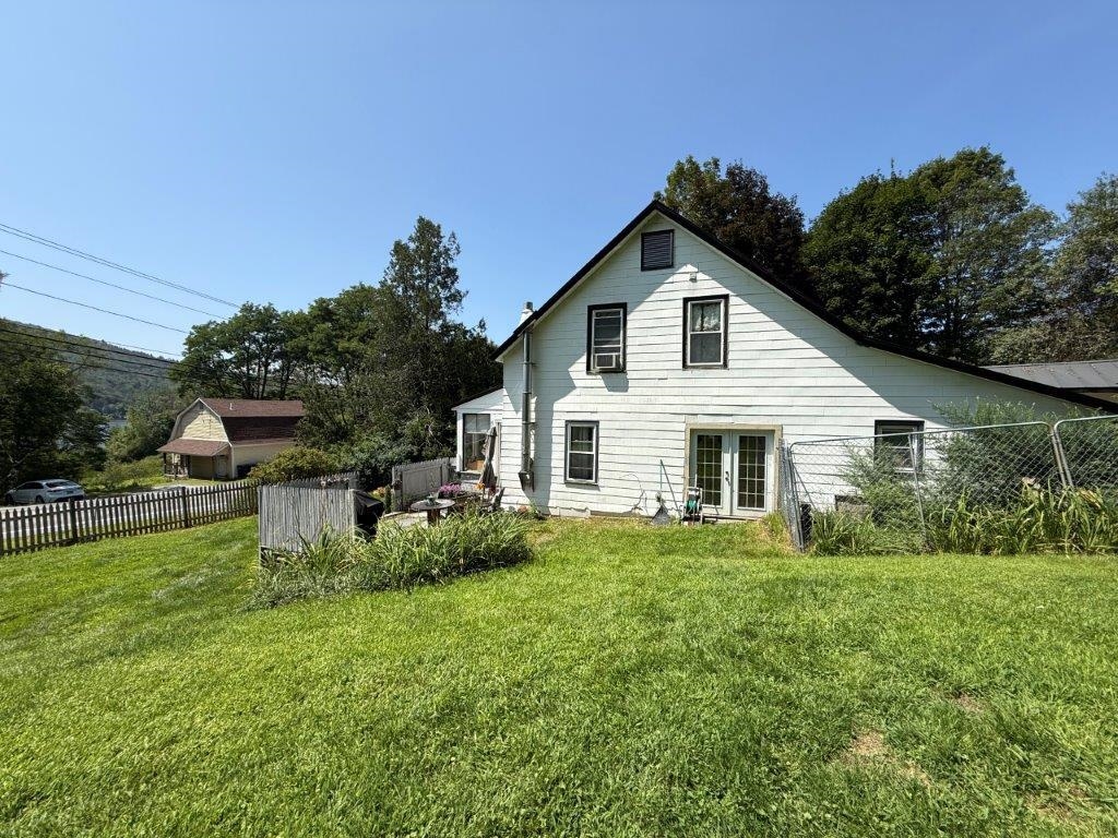 Fenced Yard 23861483