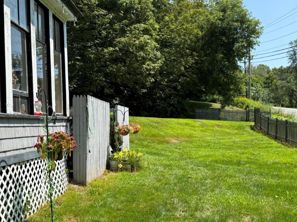 Fenced Yard 23861752