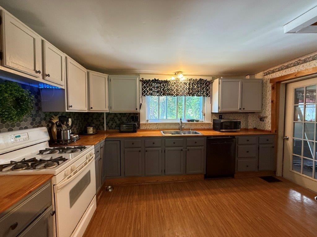 Great Cabinet/Counter Space 23861454