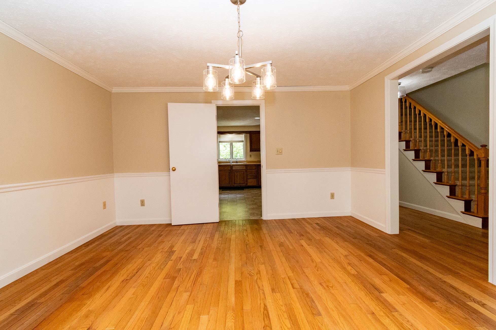 Dining to Kitchen 23974830