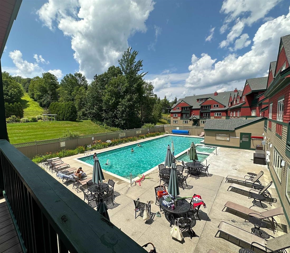 Outdoor pool & 2 hot tubs
