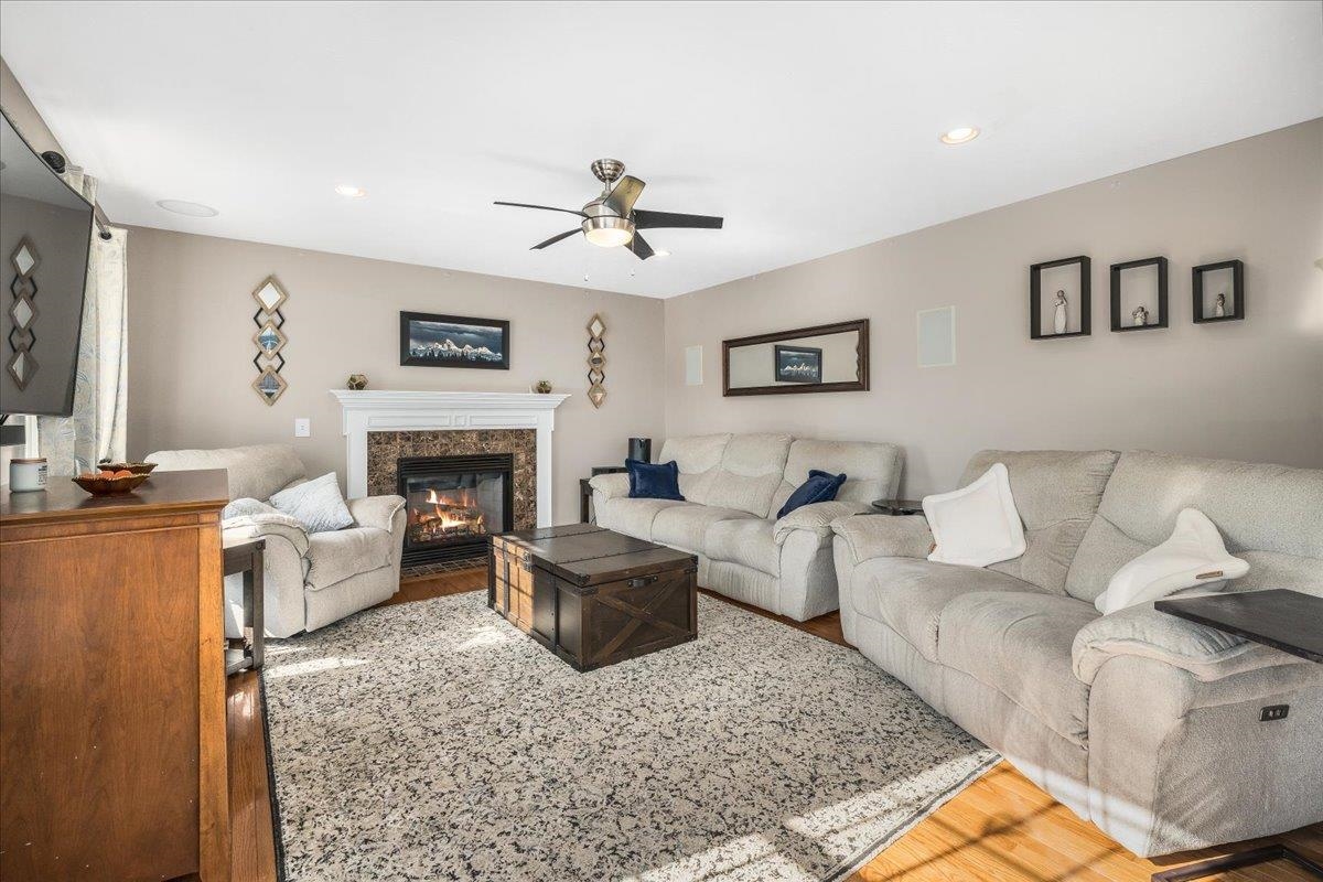 Family Room 23967648