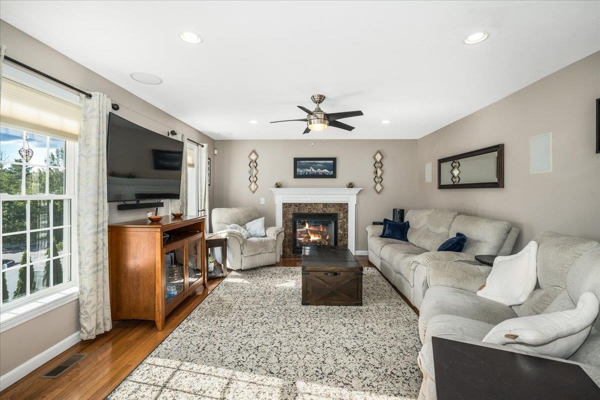 Family Room 23967647