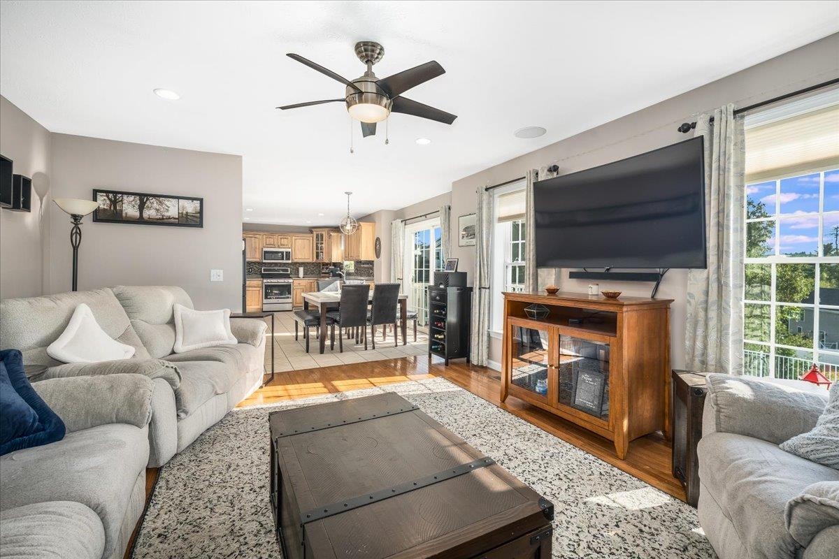Family Room 23967649