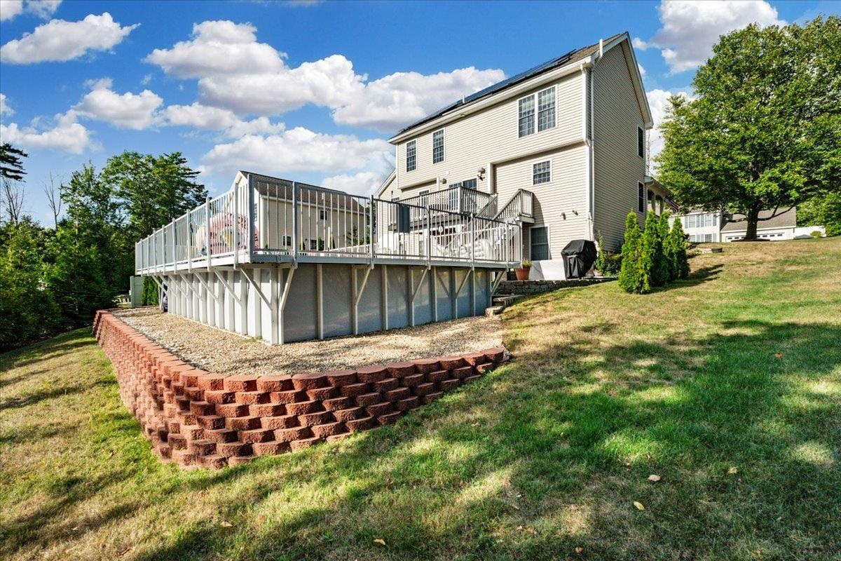 Beautifully landscaped yard! 23967646