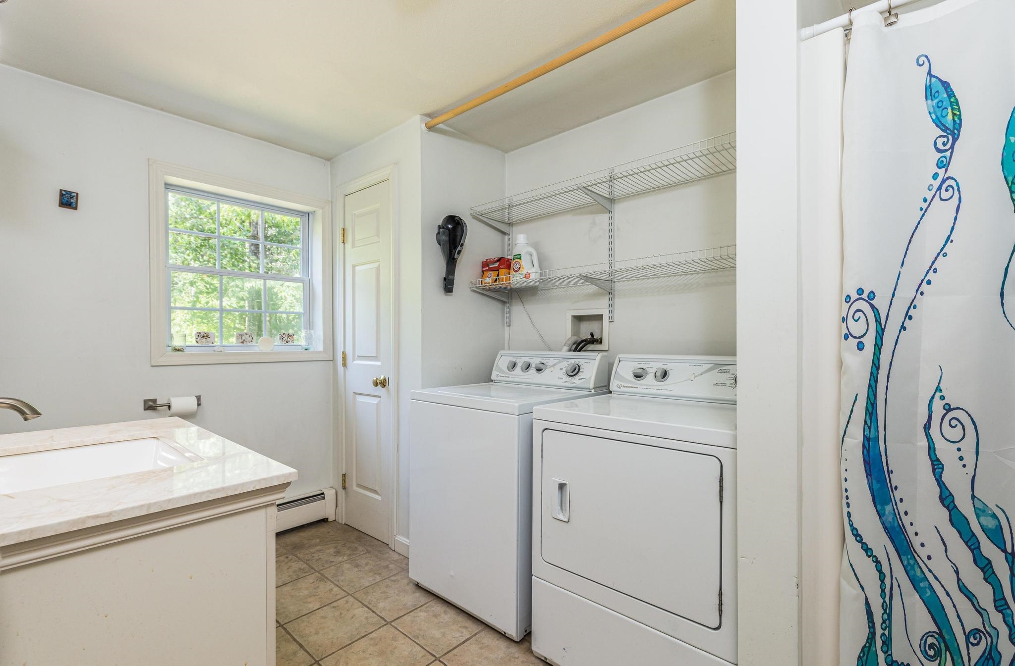 1st floor bathroom - Laundry room